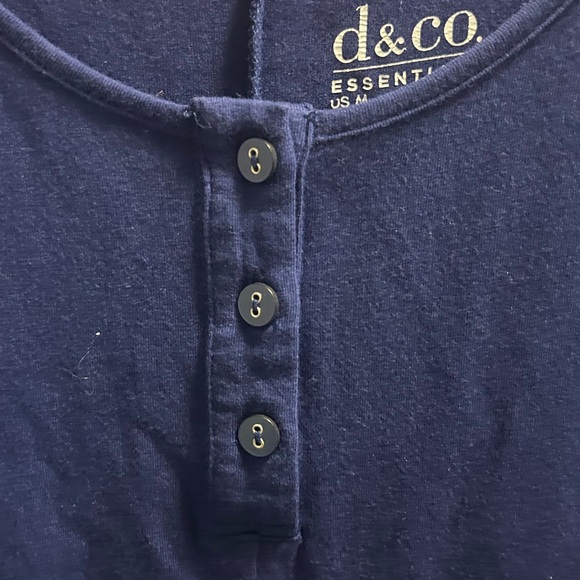 D & CO. ESSENTIALS WOMENS MEDIUM NAVY BLUE SHORT SLEEVE TOP - Picture 3 of 4